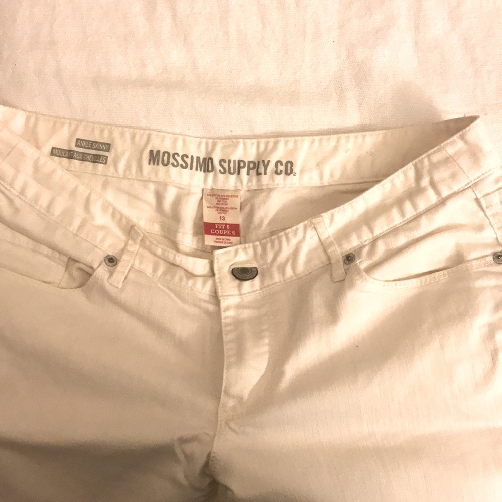 Mossimo white jeans gently loved white jeans , great condition. Fit well